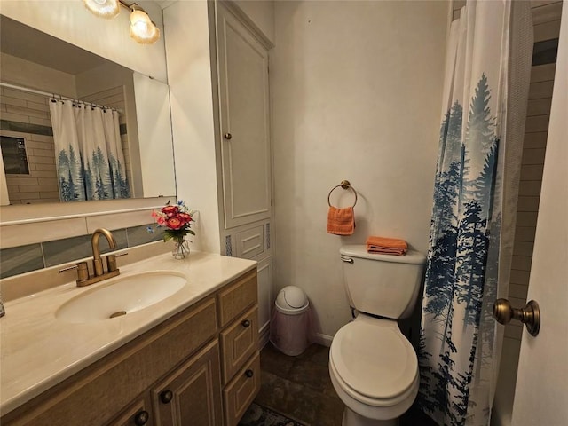 bathroom featuring curtained shower, backsplash, toilet, vanity, and baseboards