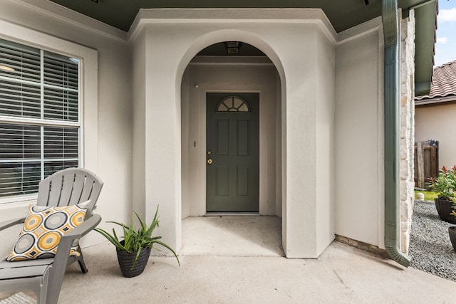 view of exterior entry featuring stucco siding