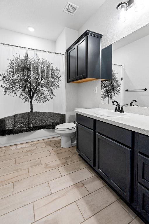 2807 Grimes Crossing Rd, Copperas Cove, TX 76522 - bathroom featuring vanity, toilet, recessed lighting, and shower / tub combo with curtain