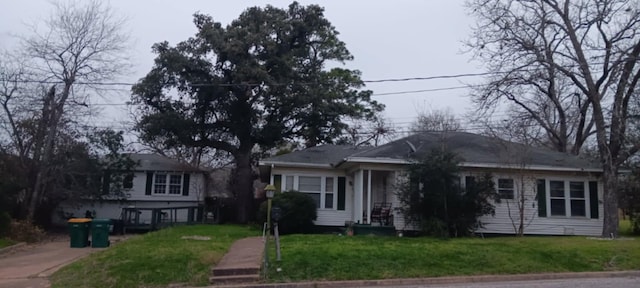 view of front of property featuring a front lawn