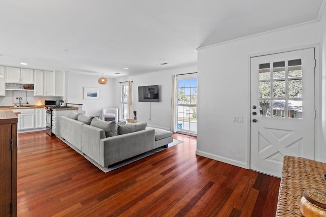 living area featuring dark wood-type flooring, recessed lighting, and baseboards