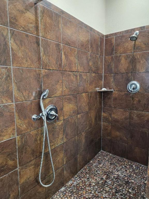 bathroom featuring a tile shower