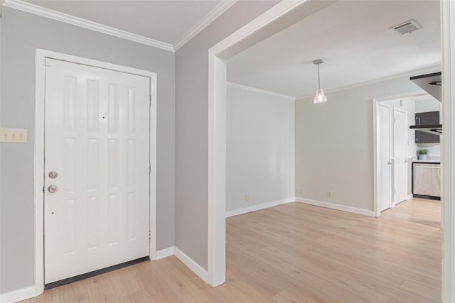 entryway featuring baseboards, ornamental molding, visible vents, and light wood-style floors