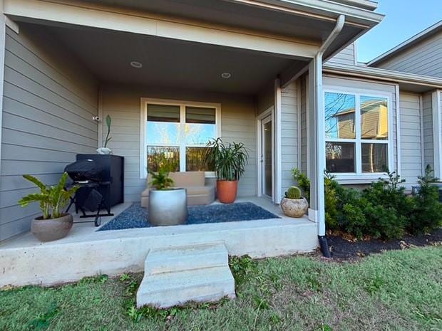 property entrance with covered porch