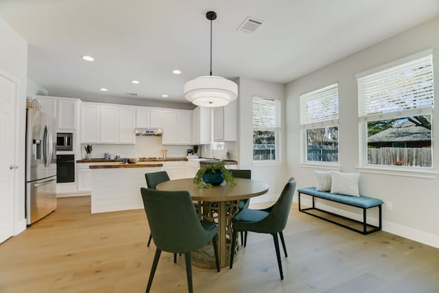 dining room with light wood-style floors, recessed lighting, visible vents, and baseboards