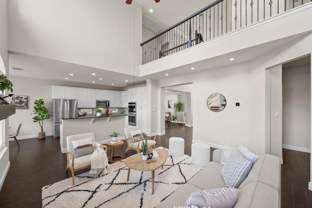 living room featuring ceiling fan, dark wood-style flooring, recessed lighting, and baseboards