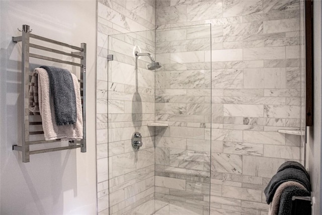 bathroom featuring tiled shower