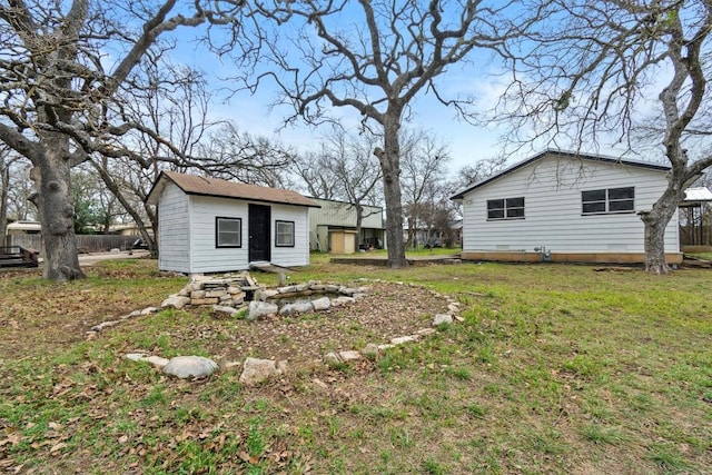 view of yard featuring an outbuilding