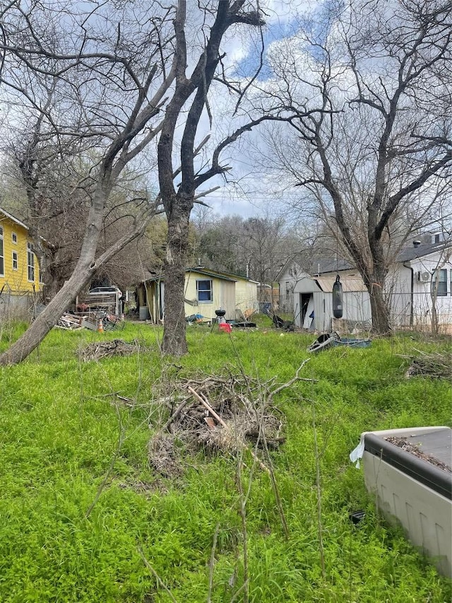 view of yard featuring an outbuilding