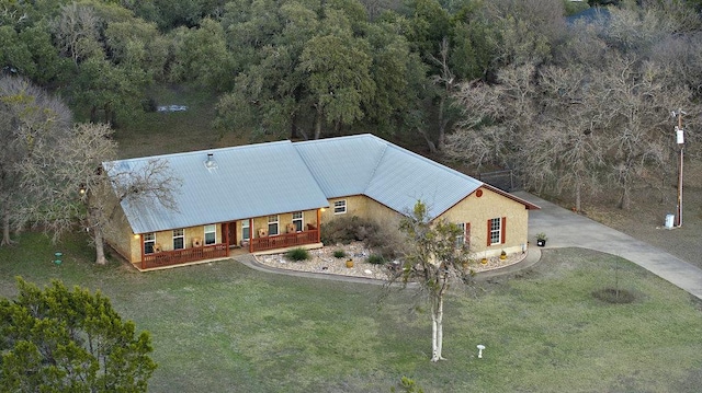 bird's eye view featuring a wooded view