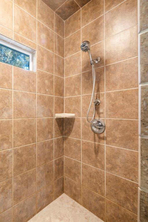 full bathroom featuring a tile shower