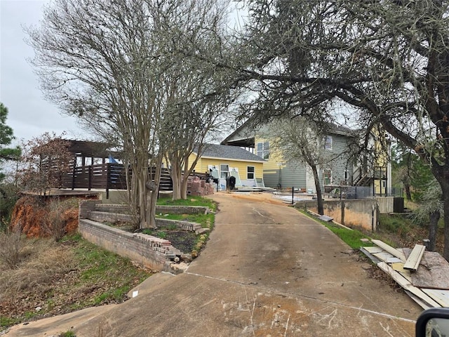 view of front facade with concrete driveway