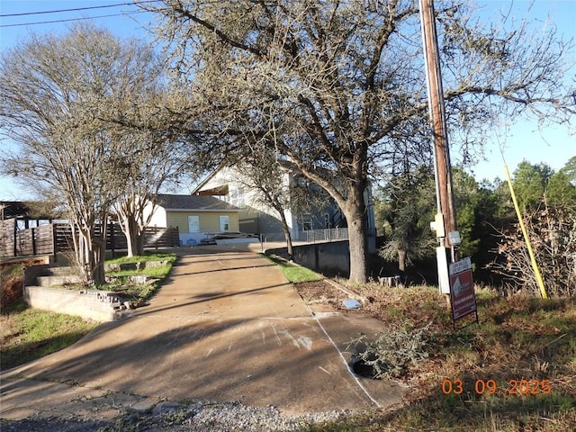 view of front of property featuring a fenced front yard