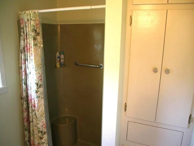 full bath with curtained shower