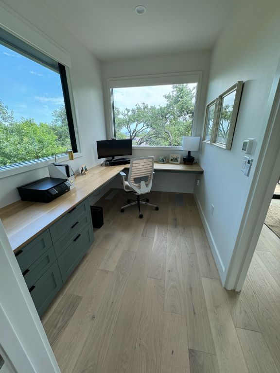 212 Westhaven Dr, West Lake Hills, TX 78746 - home office featuring light wood-style floors