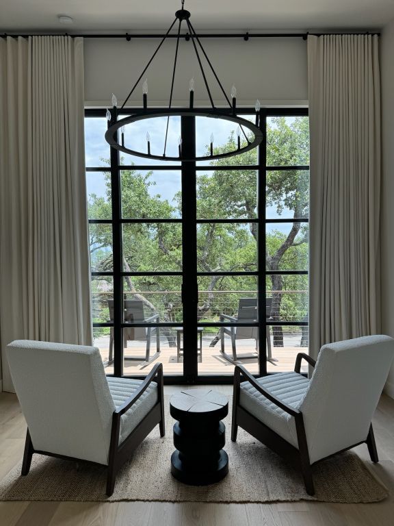 sitting room featuring a notable chandelier