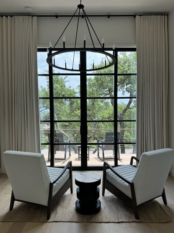 212 Westhaven Dr, West Lake Hills, TX 78746 - sitting room with a chandelier