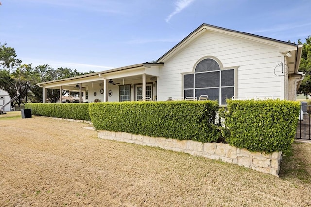 20531 Highland Lake Dr, Lago Vista, TX 78645 - view of front facade featuring a ceiling fan and a front lawn