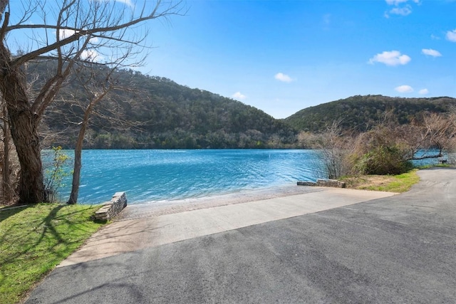 water view featuring a mountain view