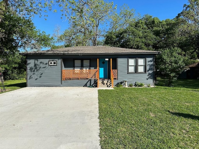 view of front of property with a front yard