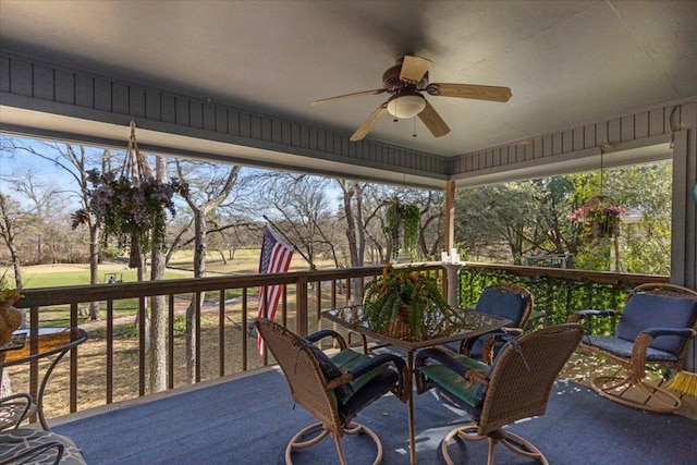 sunroom with ceiling fan