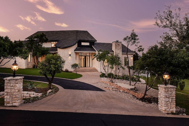 view of front facade featuring a lawn and driveway