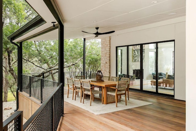 sunroom / solarium featuring a ceiling fan