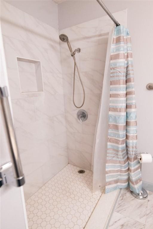 bathroom featuring tiled shower