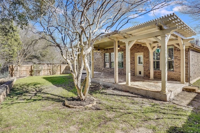 view of yard featuring a patio, a pergola, a ceiling fan, and fence