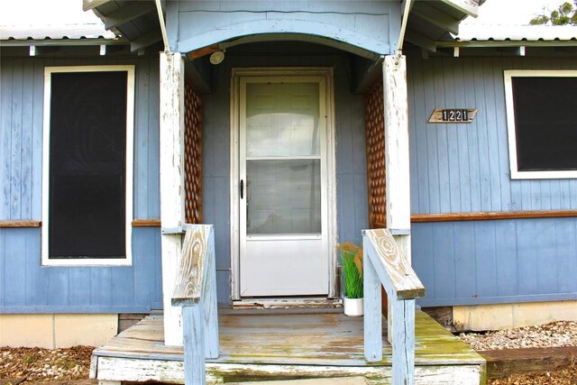 1221 Giddings St, Lexington, TX 78947 - doorway to property featuring metal roof