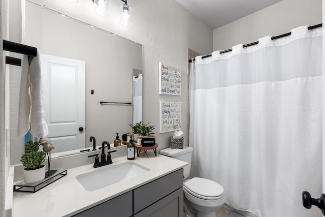 full bath with vanity, toilet, and a shower with curtain