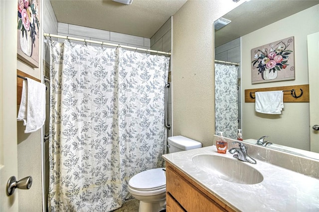 full bathroom featuring toilet, a shower with shower curtain, vanity, a textured wall, and a textured ceiling