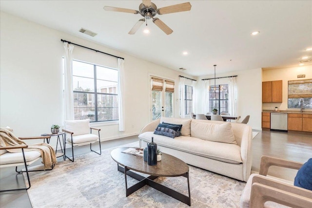 living area with baseboards, visible vents, recessed lighting, ceiling fan, and light wood-type flooring