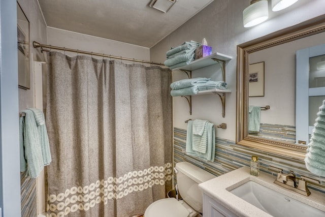 331 Grandview Dr, Horseshoe Bay, TX 78657 - full bath featuring toilet, vanity, tile walls, a shower with curtain, and a wainscoted wall