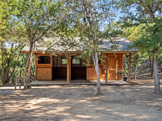 view of front of home featuring an outdoor structure