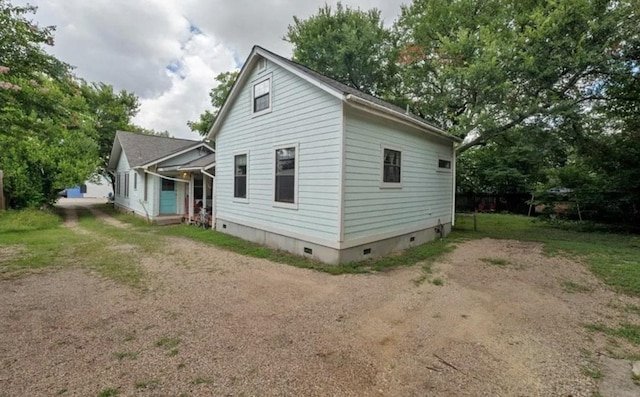 exterior space featuring dirt driveway and crawl space