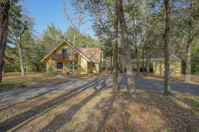 chalet / cabin featuring aphalt driveway