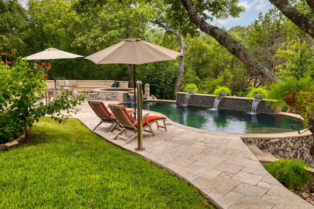 outdoor pool featuring a jacuzzi, a yard, and a patio area