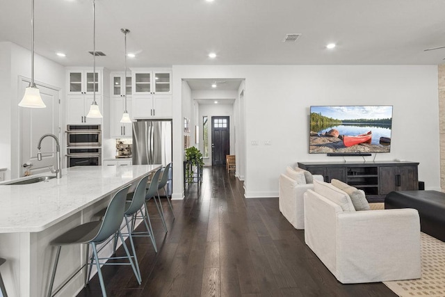 living area featuring dark wood-style floors, visible vents, recessed lighting, and baseboards