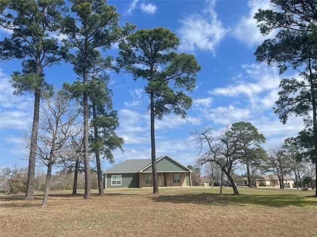 view of front facade featuring a yard