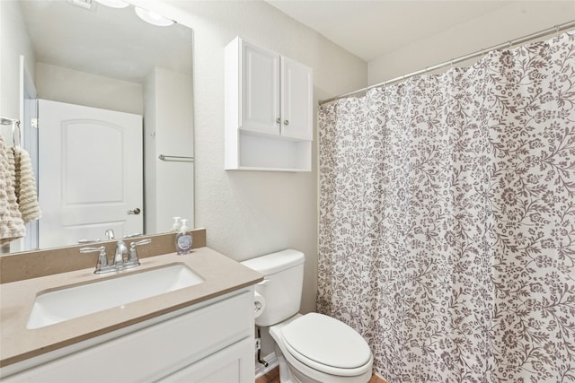 full bathroom with a shower with shower curtain, toilet, and vanity