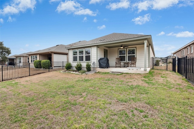 view of front facade featuring a ceiling fan, a fenced backyard, a front yard, and a patio area