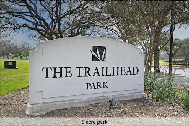 community / neighborhood sign featuring a lawn