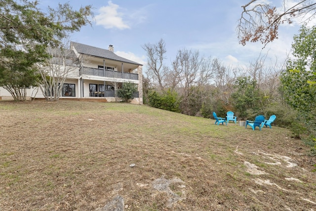 view of yard with a balcony