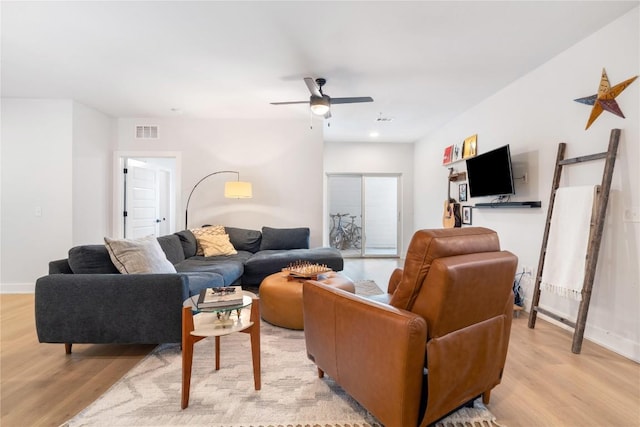 living area with light wood-type flooring, visible vents, recessed lighting, baseboards, and ceiling fan