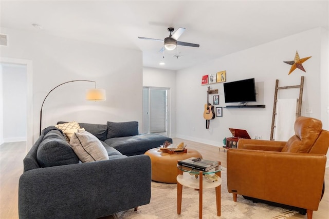 living area featuring baseboards, visible vents, light wood finished floors, recessed lighting, and ceiling fan