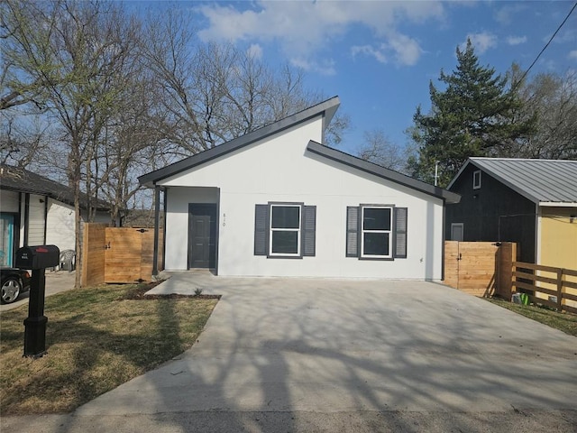 view of front of house featuring stucco siding, fence, and a gate