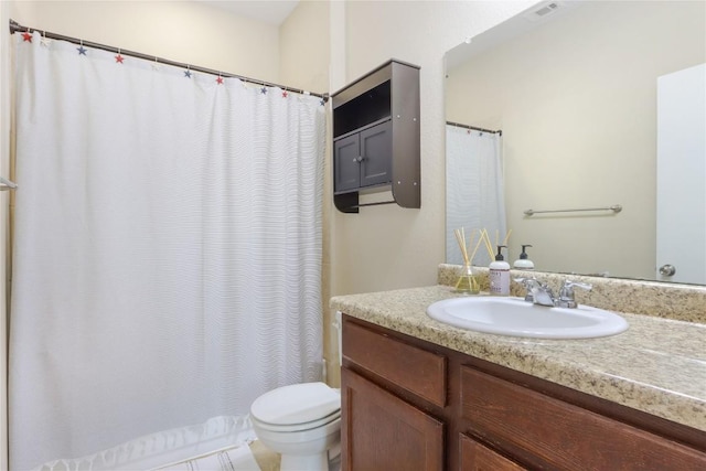 full bath with vanity, a shower with shower curtain, toilet, and visible vents