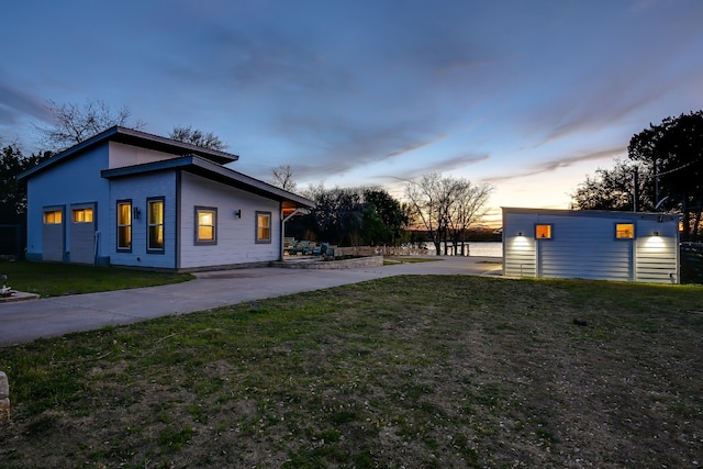 view of yard featuring an outbuilding