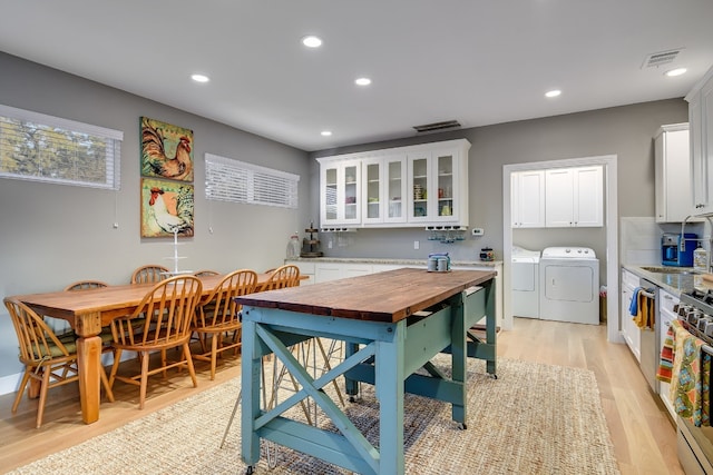 dining area with recessed lighting, visible vents, light wood finished floors, and washer and clothes dryer